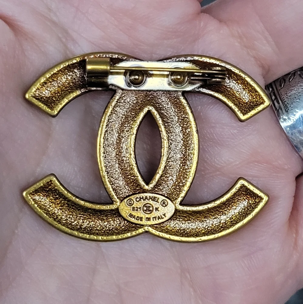 CHANEL Gold-Tone CC Logo Brooch – Textured Woven Design (B21 Collection) - Picture 4 of 4